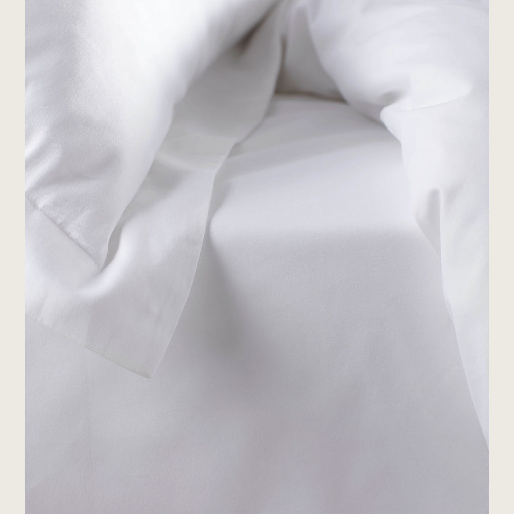 Luxury Hotel-style Bed Runner Set – Navy Blue Linen with Matching Pillow Covers